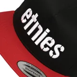 Gorro negro con visera roja y logo de Etnies bordado en blanco en el frente.