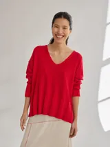 Sweater rojo de punto con escote en V y mangas 3/4.