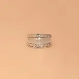 Anillo de plata 925 con diseño moderno.