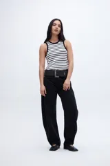 Musculosa corta a rayas horizontales blancas y negras con cuello y sisas ribeteadas en negro.
