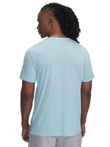 Remera deportiva negra de manga corta, con logo Under Armour estampado en blanco en el pecho.