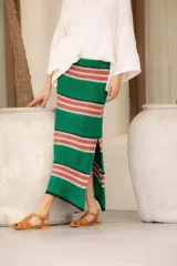 Falda tejida a rayas horizontales verdes y marrones, con elástico en la cintura y tajos laterales.