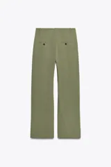 Pantalón de tiro alto color verde oliva, de corte recto y pierna ancha, con bolsillos laterales y traseros. Cierre frontal con cremallera y botón.