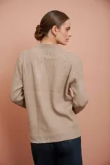 Sweater color topo de punto acanalado, con cuello alto y mangas largas.
