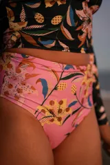 Bombacha de bikini tiro alto con estampado de flores y hojas en tonos rosa, amarillo, naranja, verde y azul.