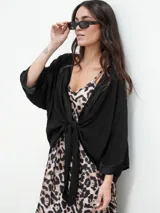 Kimono negro con mangas 3/4 y lazo para atar en la cintura.