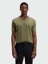 Camiseta color tostado de corte clásico con cuello redondo y logo bordado en el pecho.