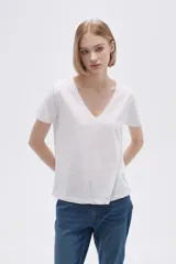 Remera negra de algodón con escote en V y mangas cortas.