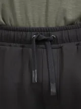 Pantalón de jogging negro con cintura elástica y cordón ajustable.