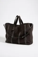 Bolso shopper de piel anteada color carbón, tamaño XL, con cierre magnético, doble asa de mano y exterior decorado con logo metálico y piercings.
