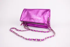 Cartera tipo sobre color verde esmeralda metalizado, con cierre de cremallera y correa de cadena metálica plateada.