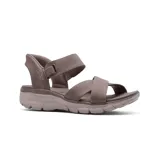 Sandalias Skechers Hands Free Slip-ins Relaxed Fit: Easy Going - Somewhere Sunny color beige. Diseñadas con Heel Pillow, capellada de cuero sintético con paneles elásticos dobles y tiras cruzadas en el empeine, plantilla con amortiguación Yoga Foam y suela flexible con tracción.