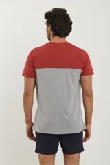 Remera de hombre con cuello en V, parte superior negra y parte inferior gris con bolsillo en el pecho.