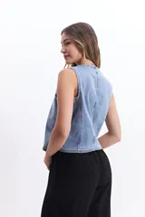 Chaleco de jean negro con corte moderno, escote en V y aberturas.