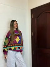 Sweater de lana merino con cuello redondo y diseño con motivos geométricos en tonos azul, marrón, naranja, verde y beige.