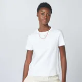 Camiseta blanca de algodón de corte clásico y manga corta.