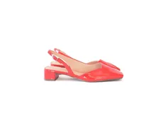 Zapato slingback color rojo charol, con punta cuadrada, escote en V y pulsera trasera con elástico. Taco bajo cuadrado forrado en cuero.