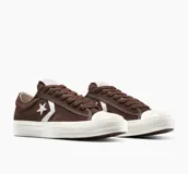 Championes Converse Star Player 76 de gamuza color chocolate con logo estrella y chevron en blanco.