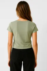 Remera de manga corta color verde oliva, de algodón, corte al cuerpo y escote en V.