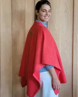 Ruana color beige, tejida con lana suave.