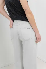 Pantalón jean de tiro alto, corte ancho y acampanado, color celeste claro.