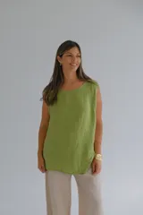 Musculosa verde pistacho de lino italiano, de corte recto, con caída fluida, escote redondo y ruedo asimétrico.
