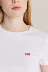 Remera blanca de algodón con logo de Levi's en el pecho.