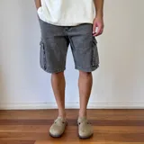 Bermuda de jean celeste con bolsillos cargo laterales y traseros.