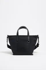 Bolso tote negro de nylon con doble asa corta y correa bandolera ajustable. Incluye logo de la marca en etiqueta frontal.