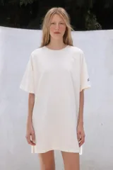 Vestido corto color crudo, de corte recto y holgado, con mangas cortas y cuello redondo. Confeccionado en algodón lavado.