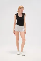 Short de algodón calado con estampado a rayas horizontales en tonos azul y blanco, corte ajustado.