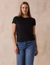 Remera azul marino de algodón y viscosa, de corte clásico y manga corta.