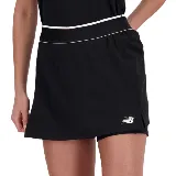 Pollera short deportiva New Balance Tournament color negro, con cintura ancha elastizada con borde blanco y logo de la marca estampado en blanco en la parte inferior.