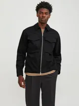 Campera negra de manga larga con cuello y cierre frontal con cremallera.