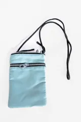 Bandolera pequeña color celeste con doble compartimento y cierre.