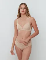 Panty tipo brief color piel, con cintura elástica y detalle de encaje en la parte superior.