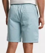 Bermuda celeste de sarga con cintura elástica ajustable con cordón, bolsillos laterales y traseros, y etiqueta con logo en la parte inferior.