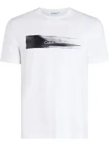 Remera blanca de algodón regenerativo con cuello redondo y logo de Calvin Klein en el pecho con efecto de pincelada negra.