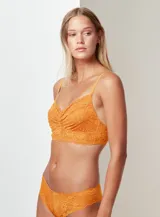 Soutien bralette de encaje floral celeste y micro tul, marca Montelle. Abrocha detrás en tres posiciones.