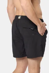 Short de baño azul vibrante, de corte clásico y largo medio, con cintura elástica y cordón ajustable. Cuenta con bolsillos laterales y suspensor de malla fina interior.