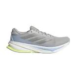 Championes de running Adidas Supernova Rise 2, color gris con detalles en celeste y amarillo. Incorporan mediasuela Dreamstrike+ y sistema Support Rods. Reconocidas por la American Podiatric Medical Association.