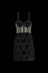 Vestido corto negro sin mangas confeccionado en terciopelo, con corsé de tul con ballenas y tirantes finos ajustables de terciopelo. Presenta broche y bordado de piedras, falda de terciopelo de encaje y cierre de cremallera invisible.