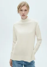 Sweater azul marino de punto fino con cuello perkins, corte oversize y mangas largas.
