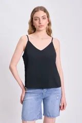 Top negro de breteles finos y escote en V.