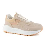 Championes urbanos color beige con detalles dorados, suela blanca y cordones blancos.