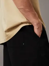 Shorts negros de algodón texturizado con cintura elástica con cordón, bolsillos laterales y trasero. Monograma de Calvin Klein bordado en la cadera.