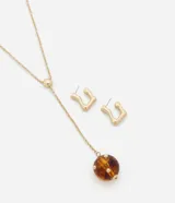 Conjunto de collar dorado con colgante de esfera marrón y aros dorados con forma orgánica.