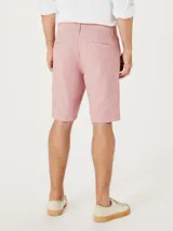 Bermuda de vestir color gris oscuro, corte chino, con bolsillos laterales y traseros.