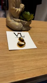 Anillo dorado regulable con diseño moderno.