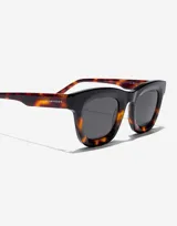 Gafas de sol unisex Hawkers X Pierre Gasly, modelo Grid, con montura cuadrada de acetato color carey y lentes grises.